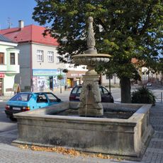 Dolní kašna na Husově náměstí v Lomnici nad Popelkou