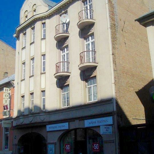 Īres nams ar veikaliem