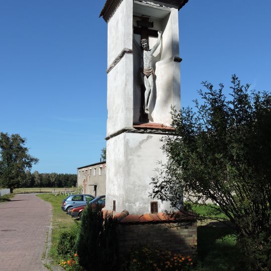 Kapliczka przydrożna I, przy wyjeździe z podwórza folwarcznego