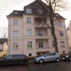 Mietshaus in offener Bebauung mit Vorgarten Wilhelm-Weber-Straße 1