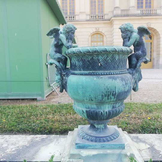 Vase aux protomés de lion avec Amour