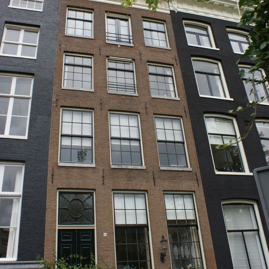 Pand met gevel onder gesneden rechte lijst