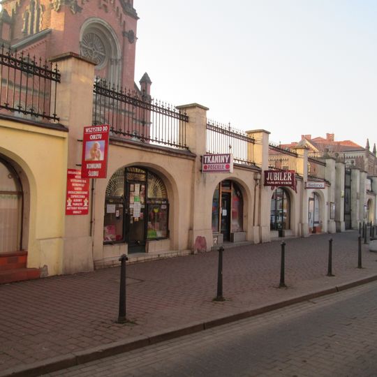 Mur oporowy z pomieszczeniami handlowymi