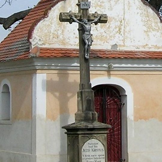Kříž u kaple sv. Antonína Paduánského v Jaroměřicích nad Rokytnou