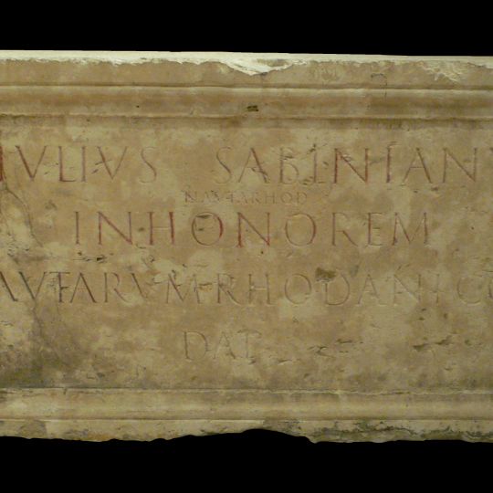 Base d'un monument élévé en l'honneur des nautes du Rhône