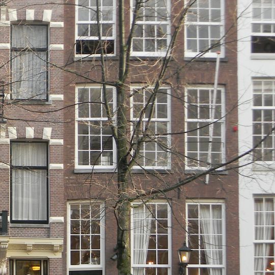 Pand met gevel onder gezwenkte, met hout betimmerde lijstvormige top