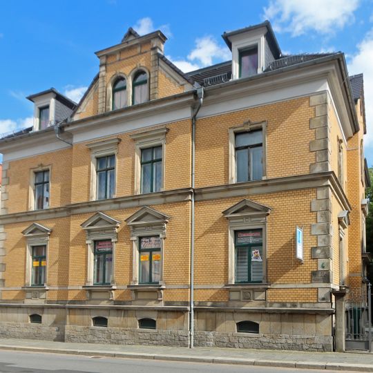 Wohnhaus in offener Bebauung mit Einfriedung Oststraße 4