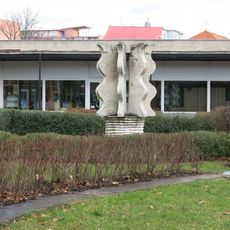 Mramorová plastika v atriu areálu Perla v Řetenicích