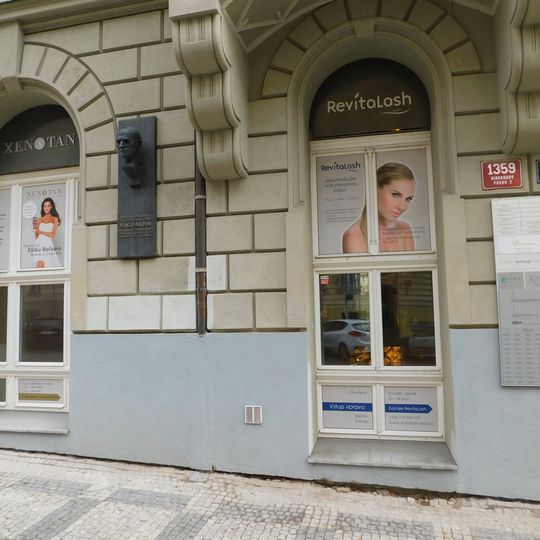 Pamětní deska F.  X. Šaldy na domě U Kanálky 1359/4 na Vinohradech