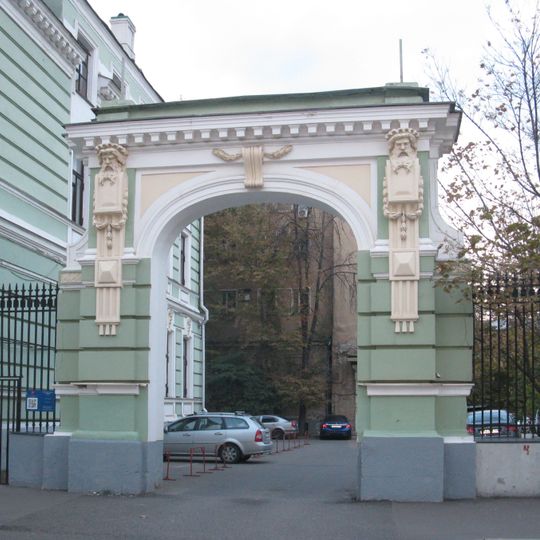 Белокаменные пилоны ворот