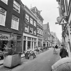 Huis met latere gevel onder 19e-eeuwse rechte lijst