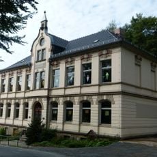 Schulbau in offener Bebauung Lohmener Straße 3