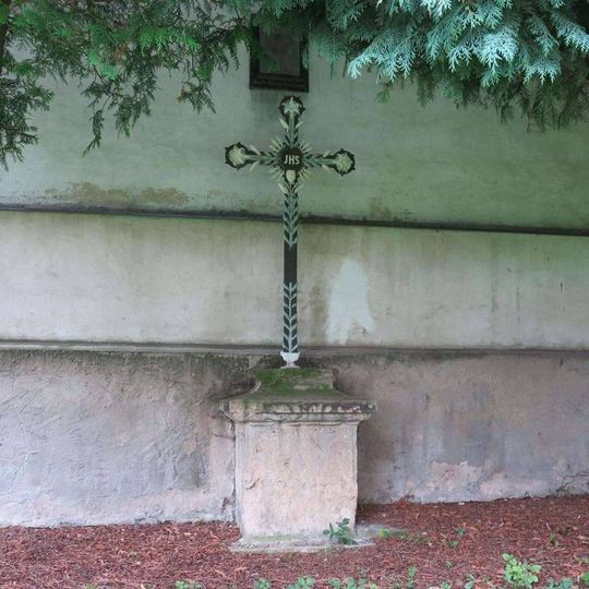 Kříž u zdi kostela Nejsvětější Trojice v Jílovém