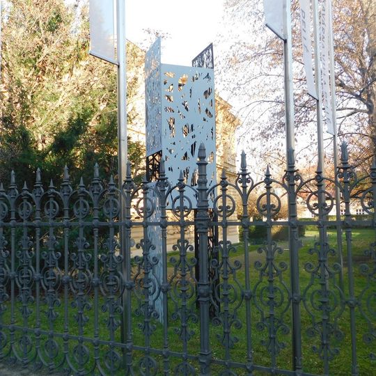 Kovová plastika před Pelléovou vilou v Bubenči