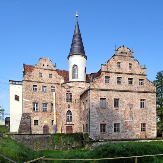 Wasserschloss mit Bogenbrücke