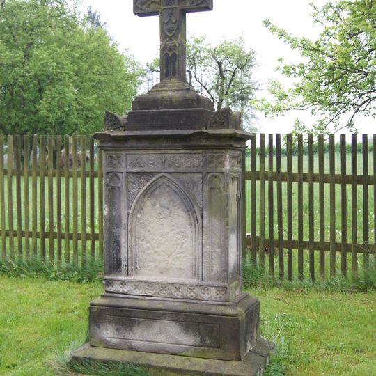 Kříž u kostela v Rynolticích