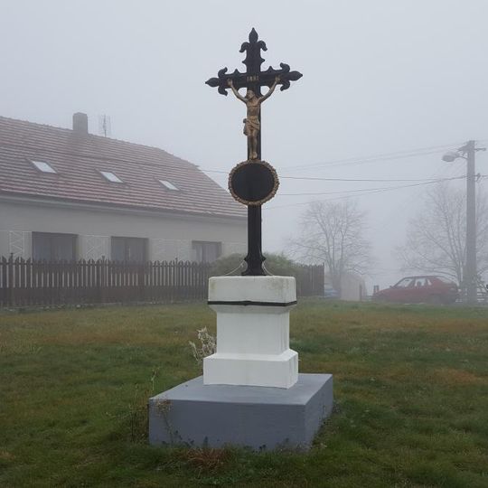Kříž na návsi v Sedlci u Žebráku