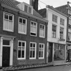 Huis met gepleisterde lijstgevel