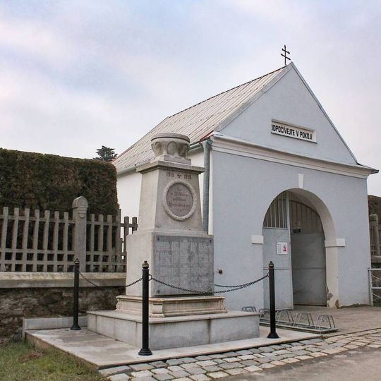 Pomník padlým v Úsově před hřbitovem