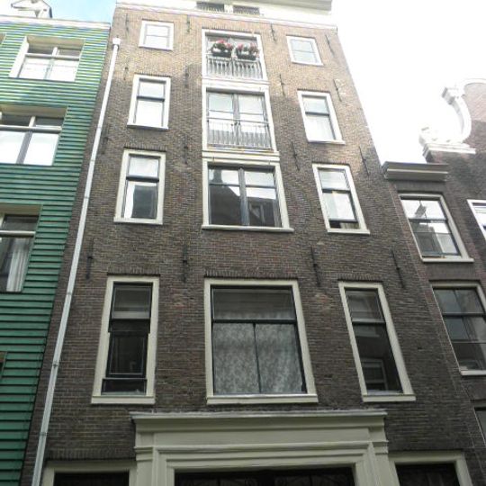 Pakhuis met gevel onder rechte lijst