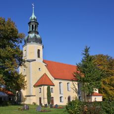 Evangelische Pfarrkirche Marienkirche (Goldbach) und Kirchhof, ein Grufthaus, eine Grabanlage, Aufbahrungshalle, Denkmal für die Gefallenen des Ersten Weltkrieges an der Außenseite des Chores und Einfriedungsmauer mit zwei Torpfeilern Frankenthale