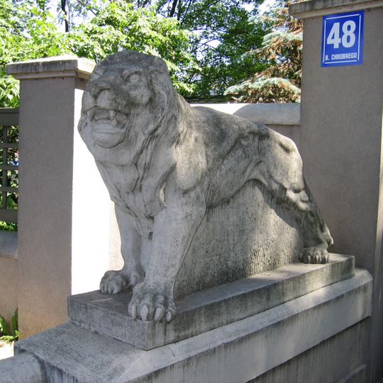 Ogrodzenie posesji z bramą wjazdową z rzeźbami lwów