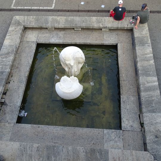 Fountain at Kačerov station