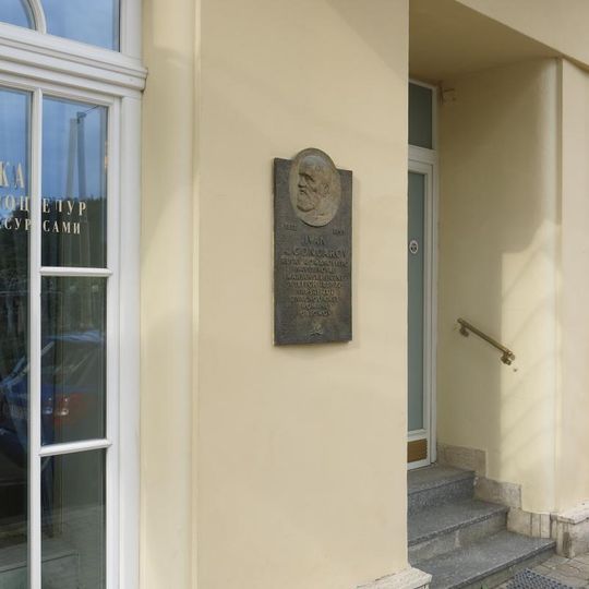 Pamětní deska Ivana Alexandroviče Gončarova na domě Mírové náměstí 83/3 v Mariánských Lázních