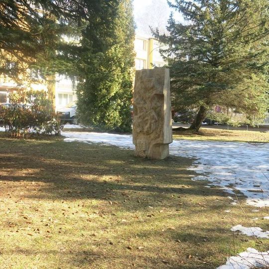 Kamenná plastika Stéla v parku ve Školní ulici