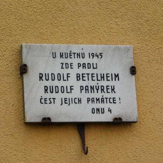 Pamětní deska Rudolfu Betlehimovi a Rudolfu Panýrkovi na domě Vavřenova 1138/34 v Praze
