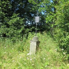 Kříž u silnice západně od jezera Přísečnice