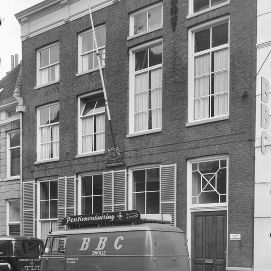 Breed pand met rechte kroonlijst en gesmeed anker