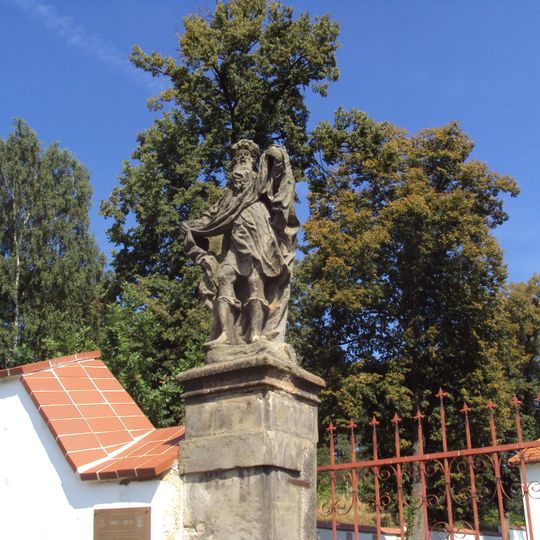 Socha svatého Josefa z Arimatie u brány k areálu Božího hrobu v Mimoni