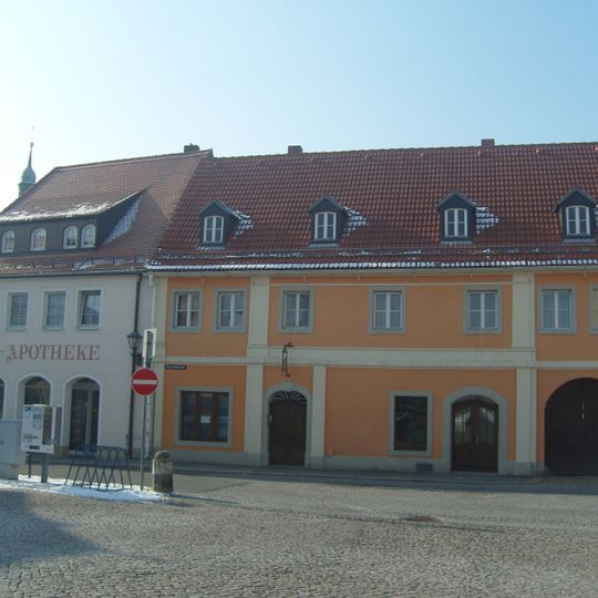 Wohnhaus in geschlossener Bebauung August-Bebel-Platz 13