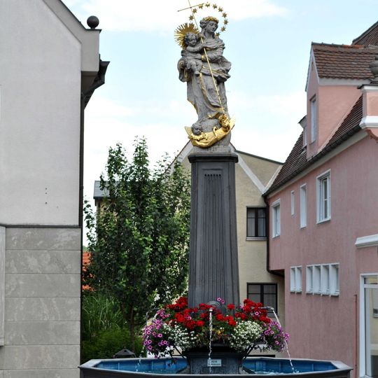 Brunnen mit Figur Maria vom Siege