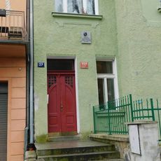 Pamětní deska Karla Poláčka na domě Švédská 1137/27 na Smíchově