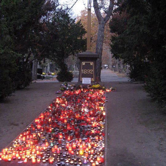 Centrální kříž na Olšanském hřbitově v Praze