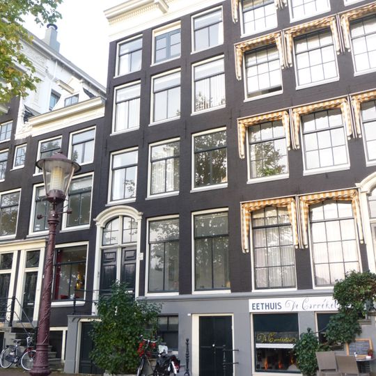 Oorspronkelijk beneden- en bovenhuis met gevel onder rechte lijst