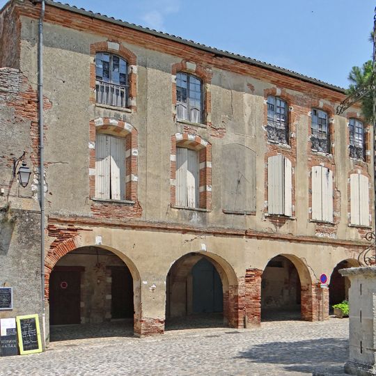 Immeubles, place de la Halle, cad. 613, 609, 608, 607