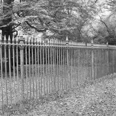 Twickel: smeedijzeren spijlenhekwerk rondom parkaanleg