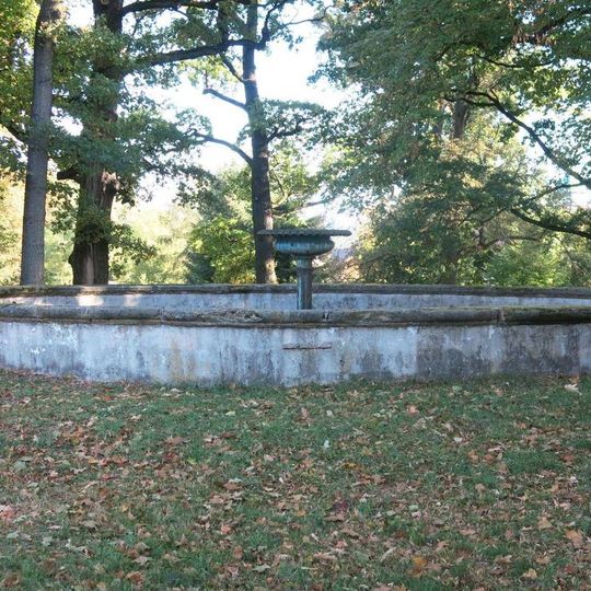 Kašna v zámecké zahradě v Doksech