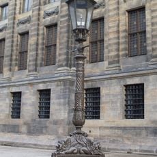 Lantaarns bij het Paleis op de Dam