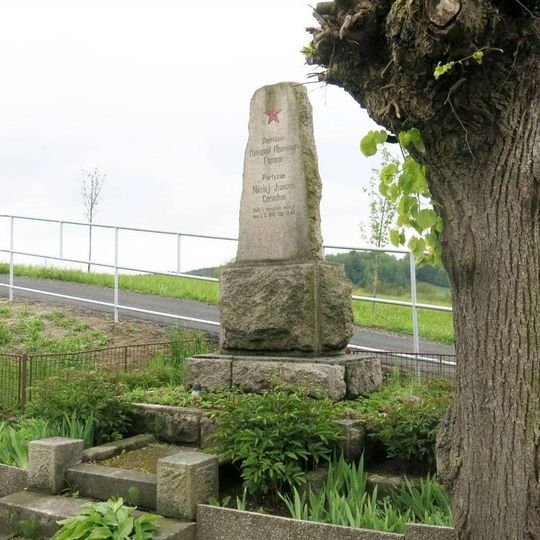 Pomník padlému partyzánovi u silnice jižně od Radvánovic