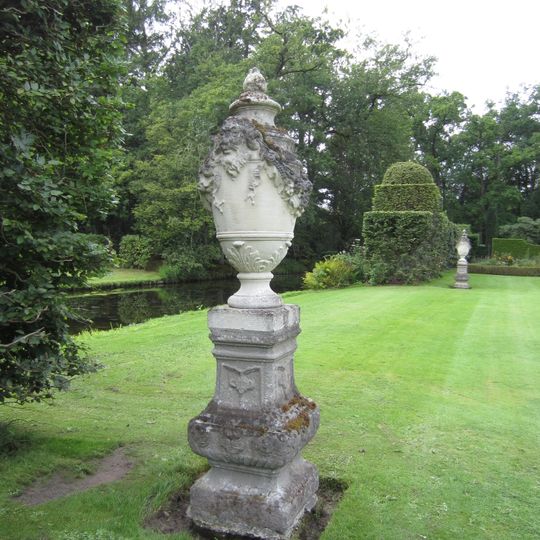 Warmelo, twee siervazen in Franse tuin