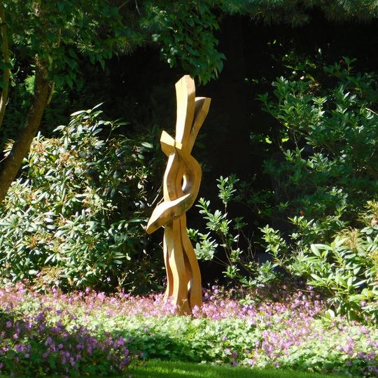 Dřevěná plastika v ulicu U zámku v Dolních Břežanech