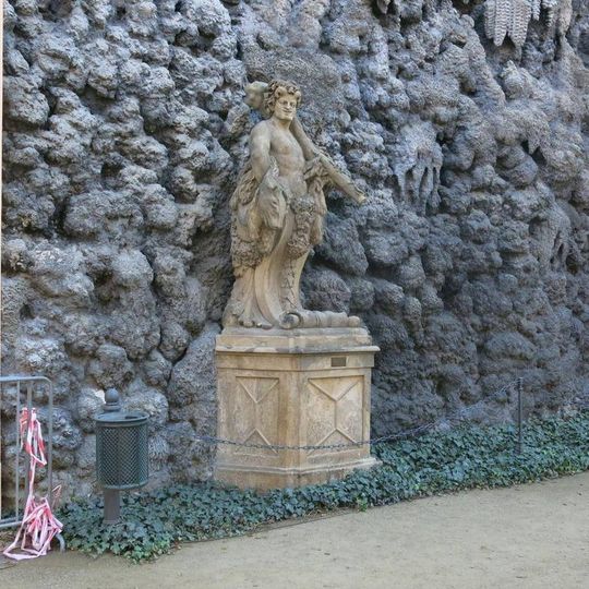 Socha Hérakla u grotty ve Valdštejnské zahradě