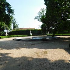 Fontána jižně od zámku v zámeckém parku ve Slavkově