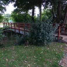 Západní lávka přes Botič ve sportovním areálu Hamr