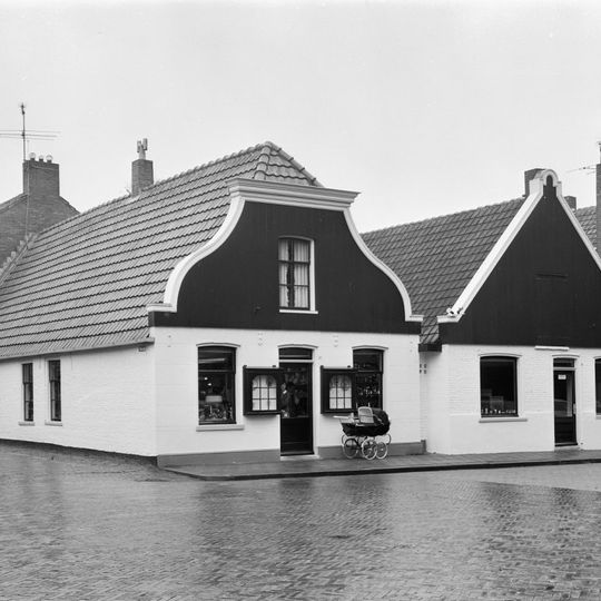 Pand met gepleisterd ingezwenkt lijstgeveltje