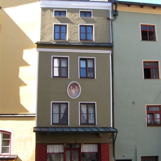Wohnhaus mit Laden